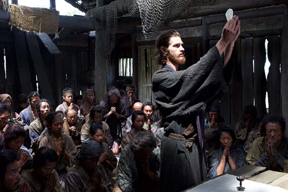 Andrew Garfield explica motivo de viver papéis religiosos em filmes