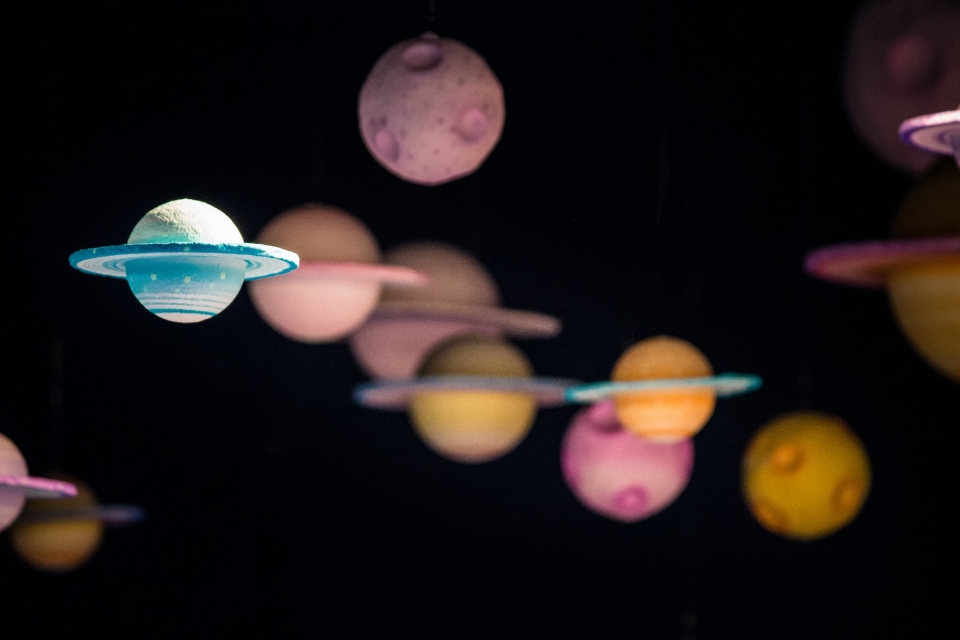 Entenda o que é a força gravitacional e como ela funciona