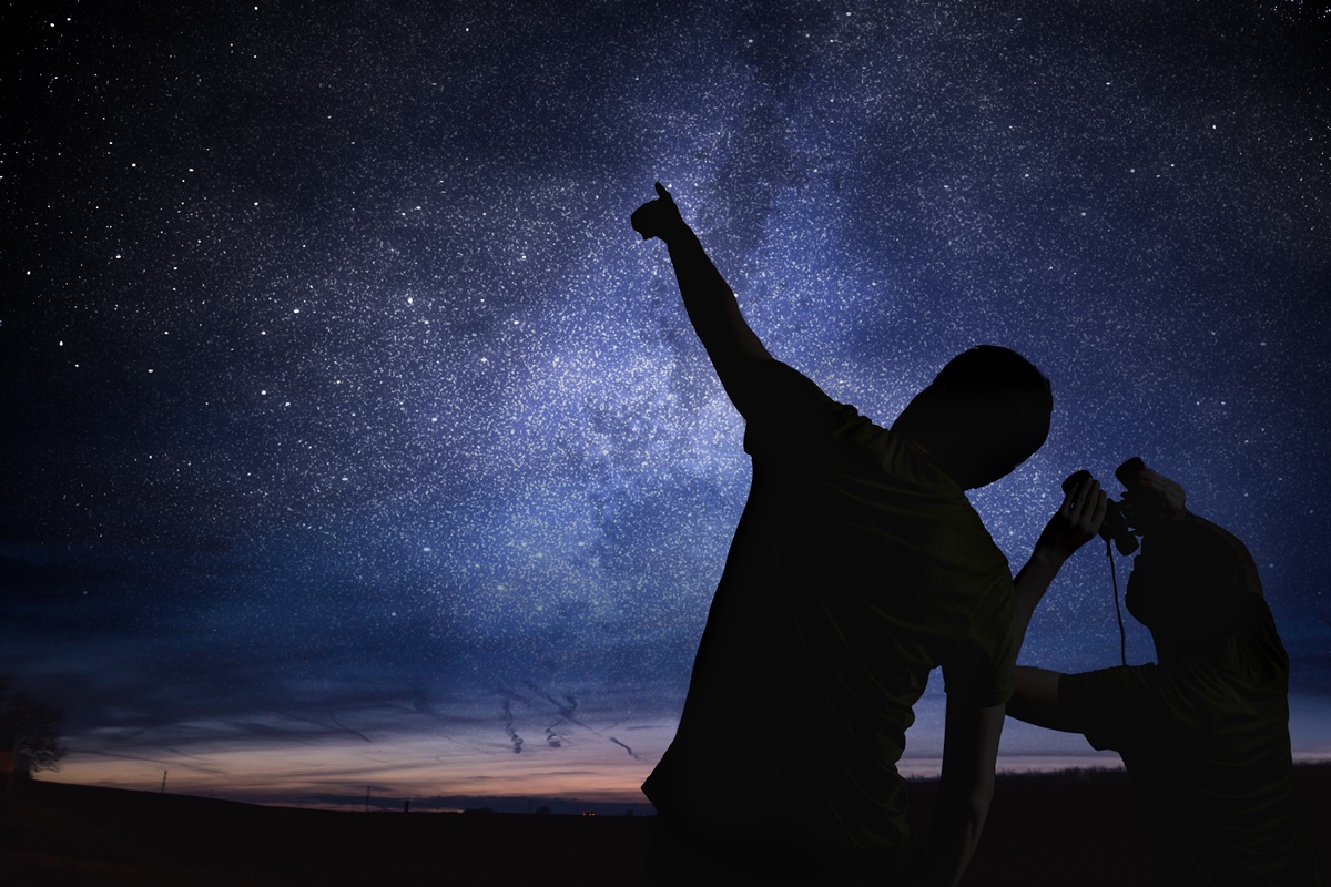 Montagem mostra pessoas observando céu noturno com binóculos