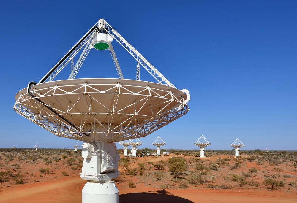 Parabólicas do radiotelescópio ASKAP captaram ondas eletromagnéticas emitidas por um objeto desconhecido no centro da galáxia