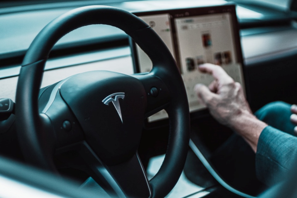 Dados ocultos de carros da Tesla com Autopilot são descriptografados
