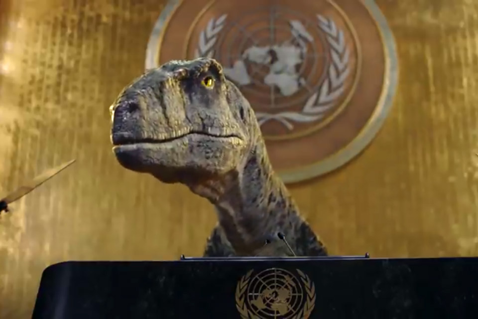 Dinossauro 'invade' ONU para fazer alerta sobre o clima; veja vídeo