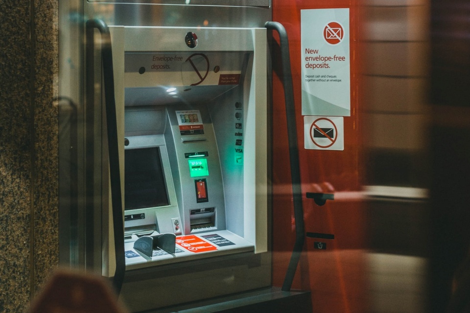 FBI alerta sobre golpes via caixas eletrônicos de criptomoedas