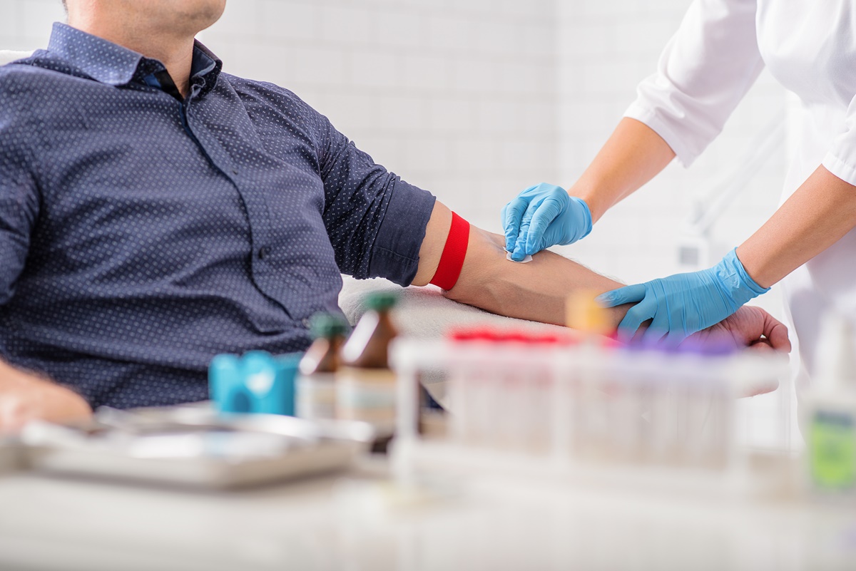 Pessoa se prepara para fazer doação de sangue (créditos: Olena Yakobchuk/Shutterstock)