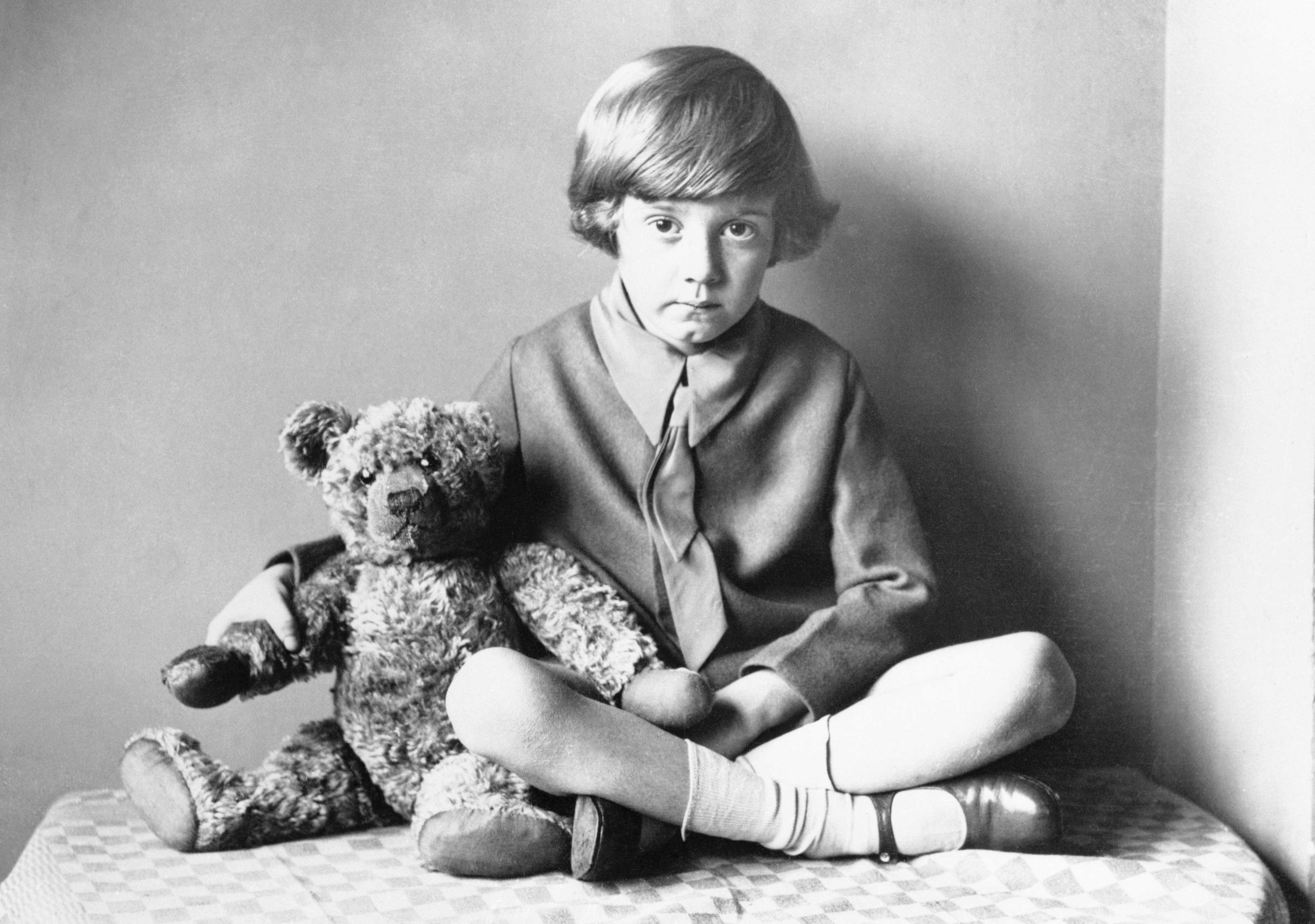 Milne and the teddy bear that inspired Pooh in 1925. (Getty Images/Reproduction)