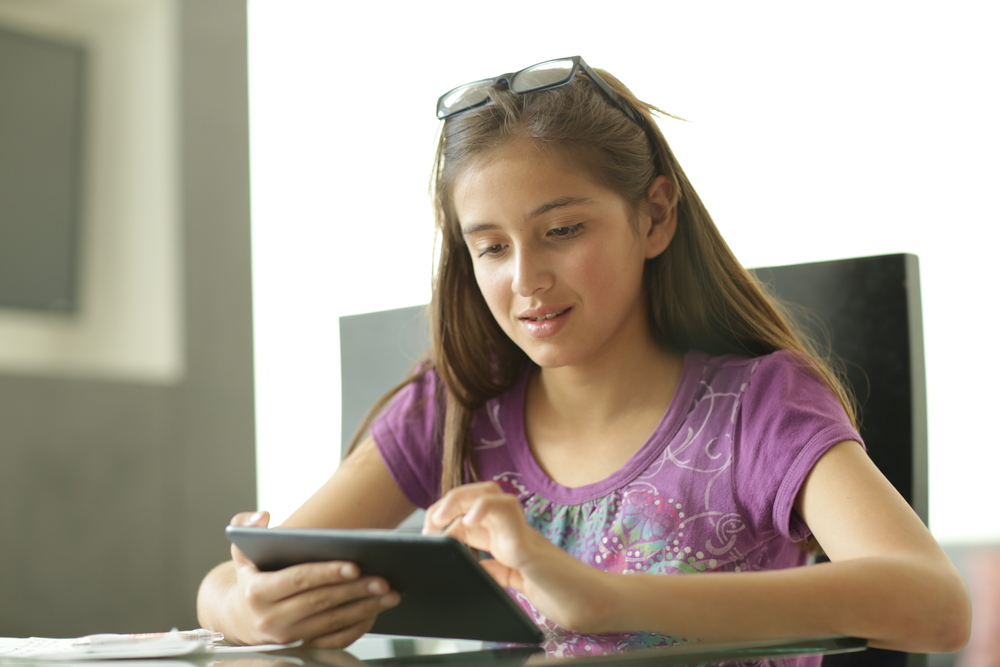 Crianças e adolescentes são mais vulneráveis aos algoritmos das redes sociais. (Fonte: Shutterstock/Fernando Macias Romo/Reprodução)