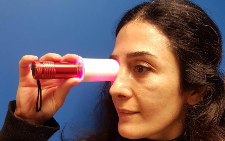 Expor olhos à luz vermelha reduz problemas de visão, diz estudo