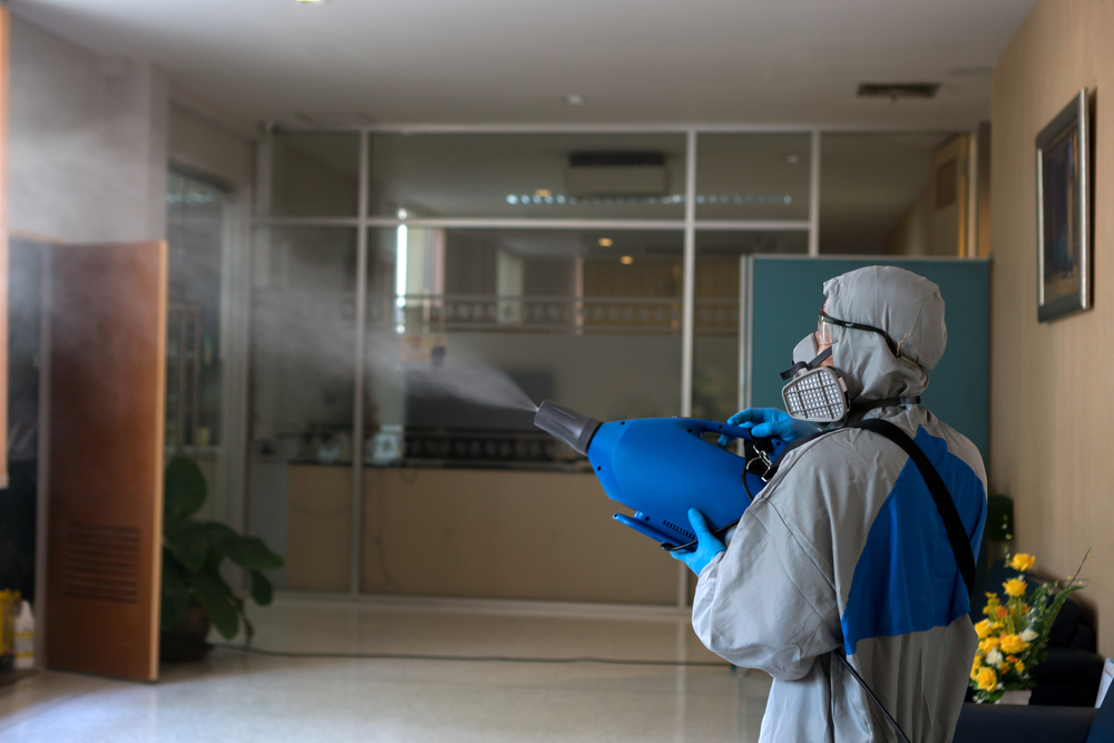 Profissional higieniza ambiente durante a pandemia de covid.19. Pessoas expostas à poluição desenvolvem casos mais severos de covid-19 (Fonte: Shutterstock)