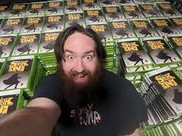 Lutador coleciona 2706 cópias de 'Sneak King', jogo do Burger King
