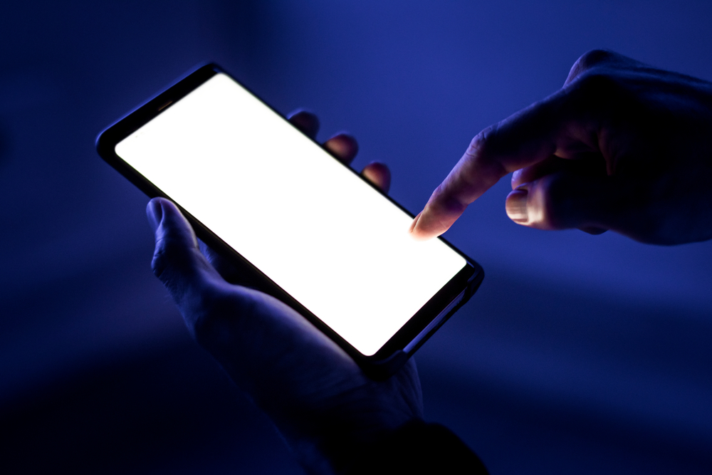 Control the brightness of your cell phone screen so you don't waste energy for nothing