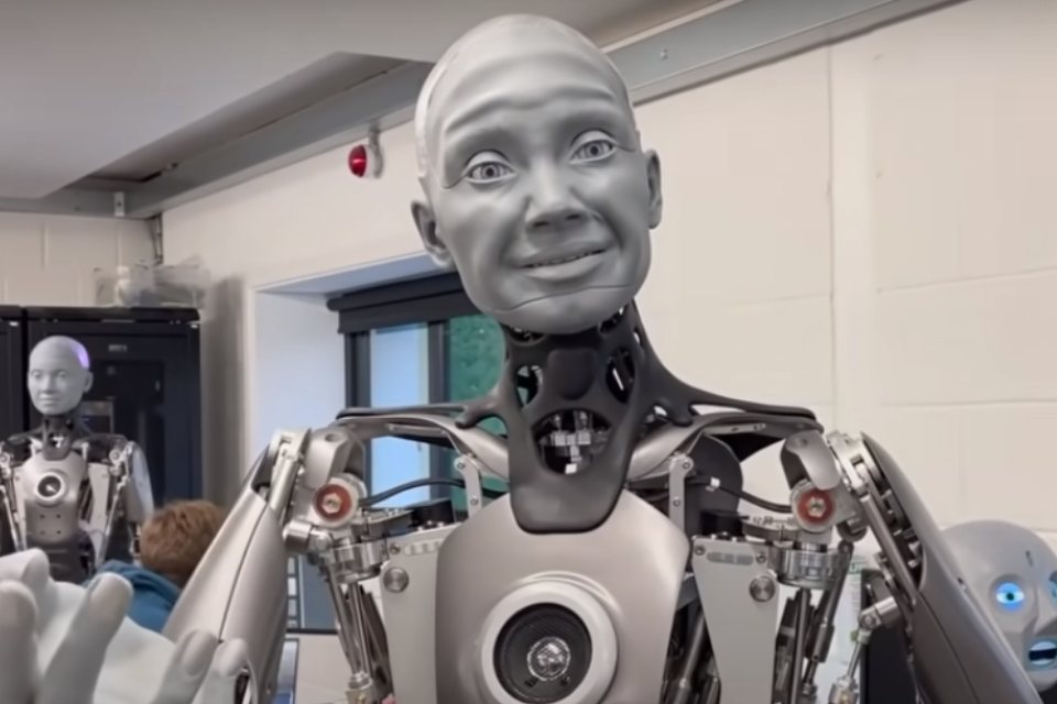 Robô realista assusta com expressões reais ao 'acordar'; veja vídeo
