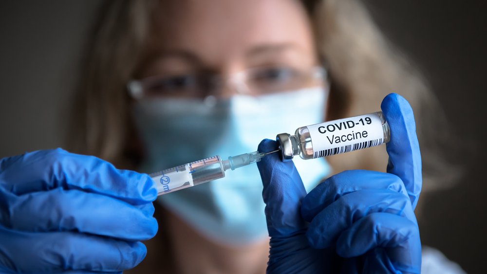 Nova variante ômicron deixou sociedade em alerta e pôs vacinas à prova (Fonte: Shutterstock)