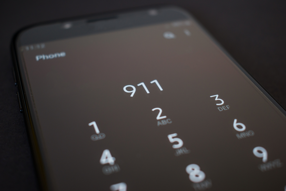 Sem conseguir ligar para o 911 no celular, o homem acionou o serviço de emergência pelo telefone fixo.