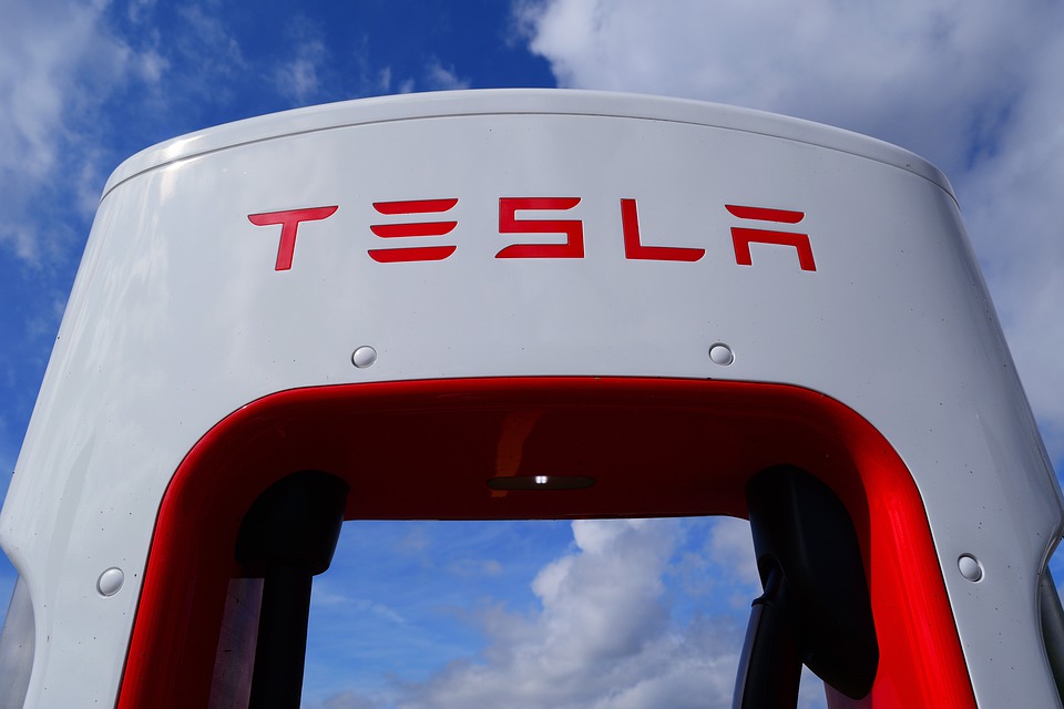 Tesla é processada novamente por assédio sexual em fábrica