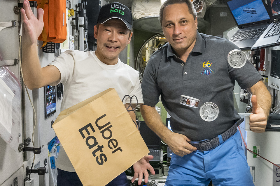 Uber Eats faz primeira entrega de comida no espaço