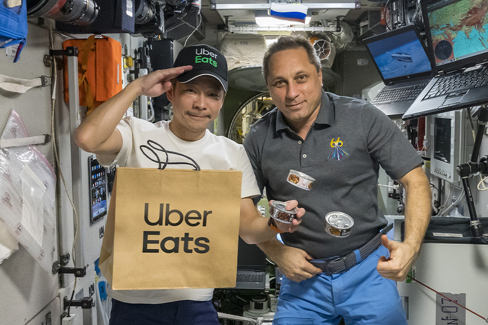 A refeição entregue pelo Uber Eats deve ser melhor que comida pronta espacial.