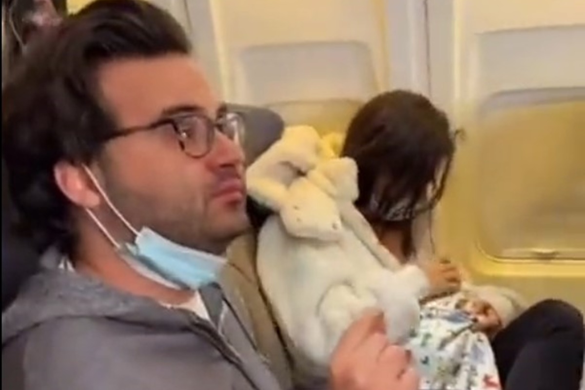 Mulher amamentando um gato no avião? Entenda a história do viral