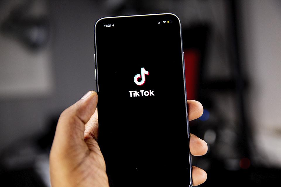 Moderadora processa TikTok após assistir vídeos 'perturbadores'