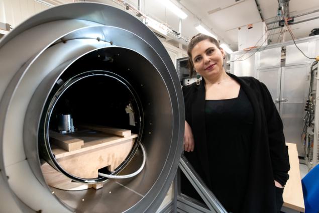 Aikaterini Gialopsou, PhD student who developed the new sensor, next to the equipment (Source: University fo Sussex/Reproduction)
