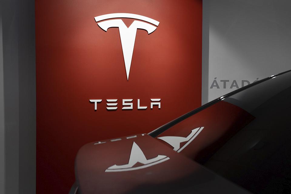 Tesla deve recolher 475 mil carros por falhas de segurança