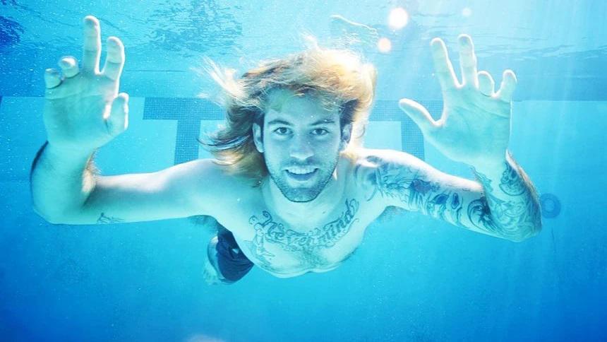 Spencer Elden recriou a capa de Nevermind em seu aniversário de 25 anos. (Twitter/Reprodução)