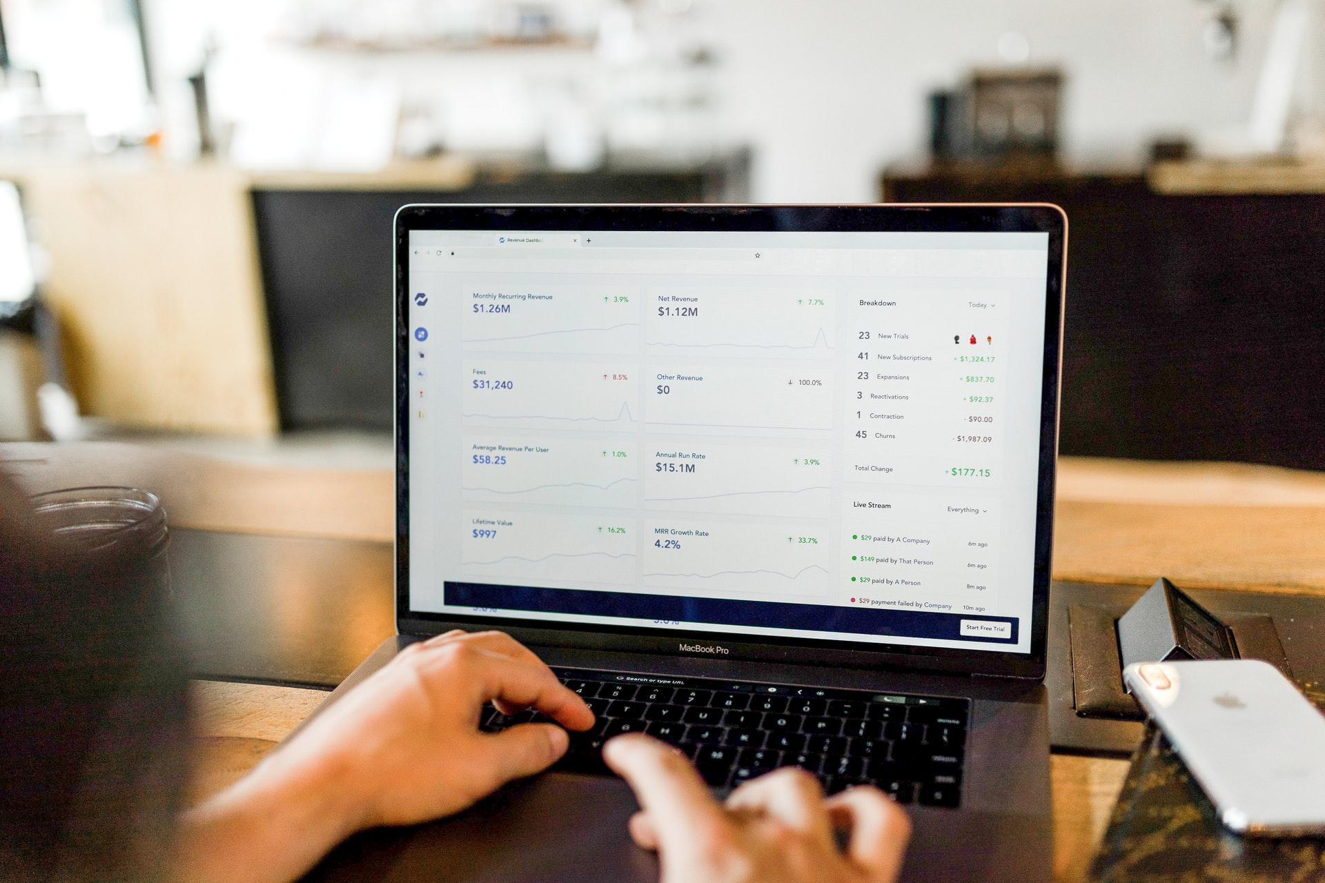 A Amazon Web Services foi lançada em 2006 e rapidamente se tornou popular no mundo, tendo arrecadado cerca de 1,57 bilhões de dólares nos primeiros três meses de 2015. (Unsplash/Reprodução)
