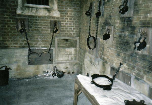 Torturas, morte e dor marcam a história da casa. (Fonte: AminoApps)