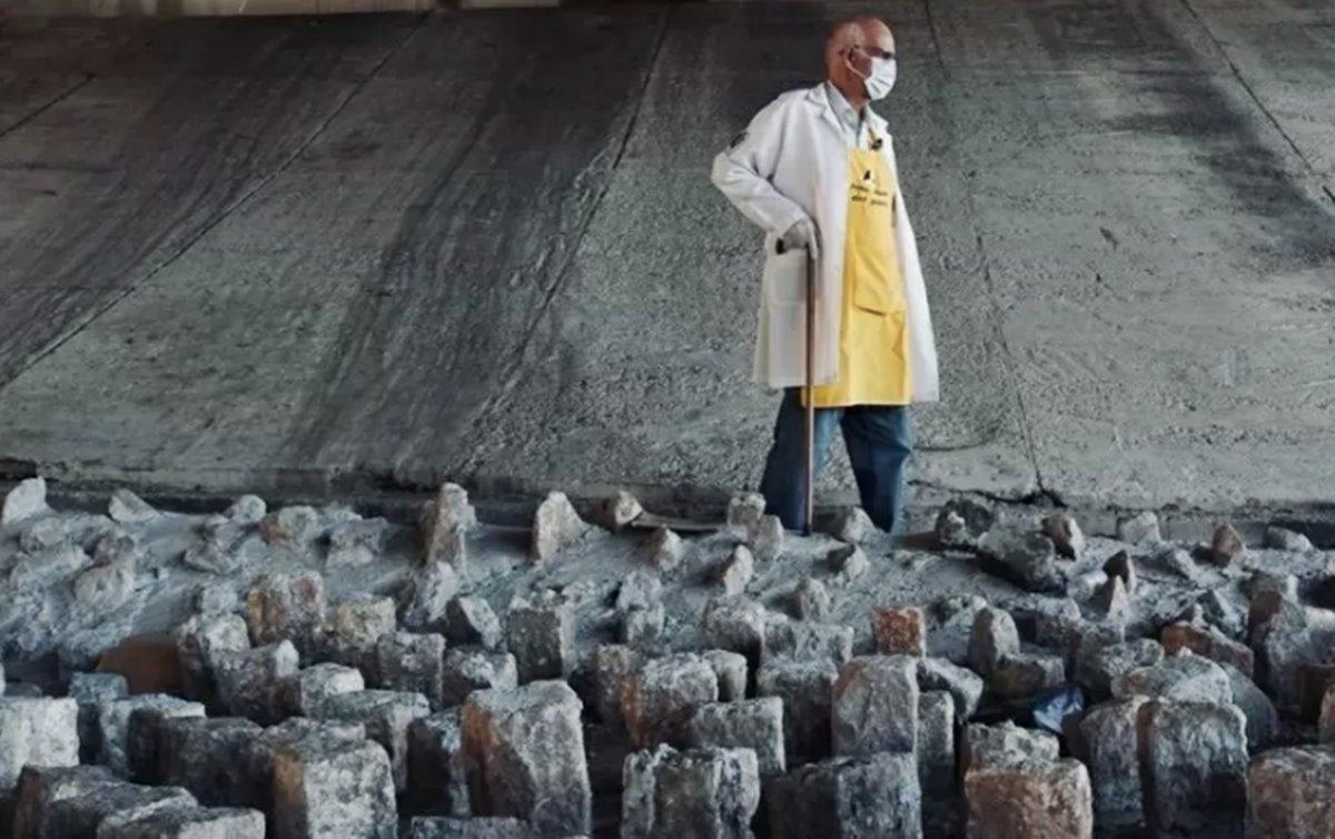 Em 2021, viralizaram imagens em que o padre Júlio Lancelotti destruía estacas de pedra cravadas em um local onde pessoas em situação de rua costumavam dormir. (Fonte: Rede Brasil Atual)