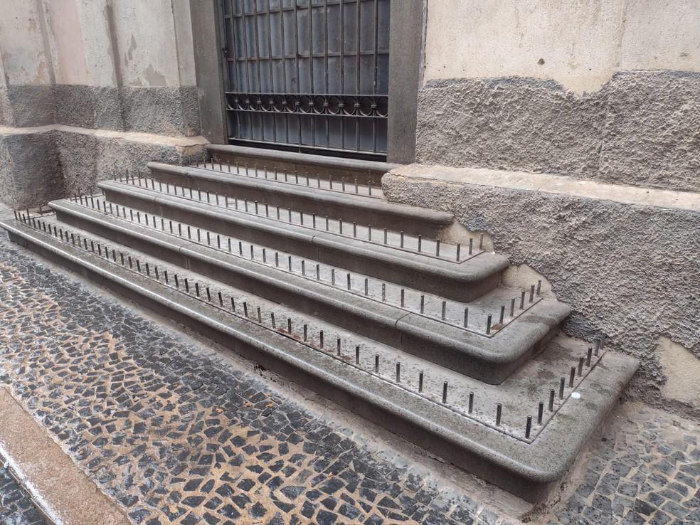 Um exemplo de aporofobia: espetos cravados na entrada de uma igreja em Campinas. (Fonte: Agência de Notícias das Favelas)
