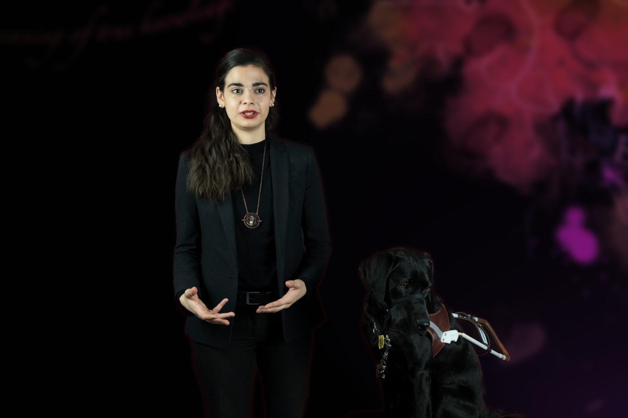 A atriz Aria Mia Loberti. (Fonte: The University of Rhode Island/Nora Lewis/Reprodução)