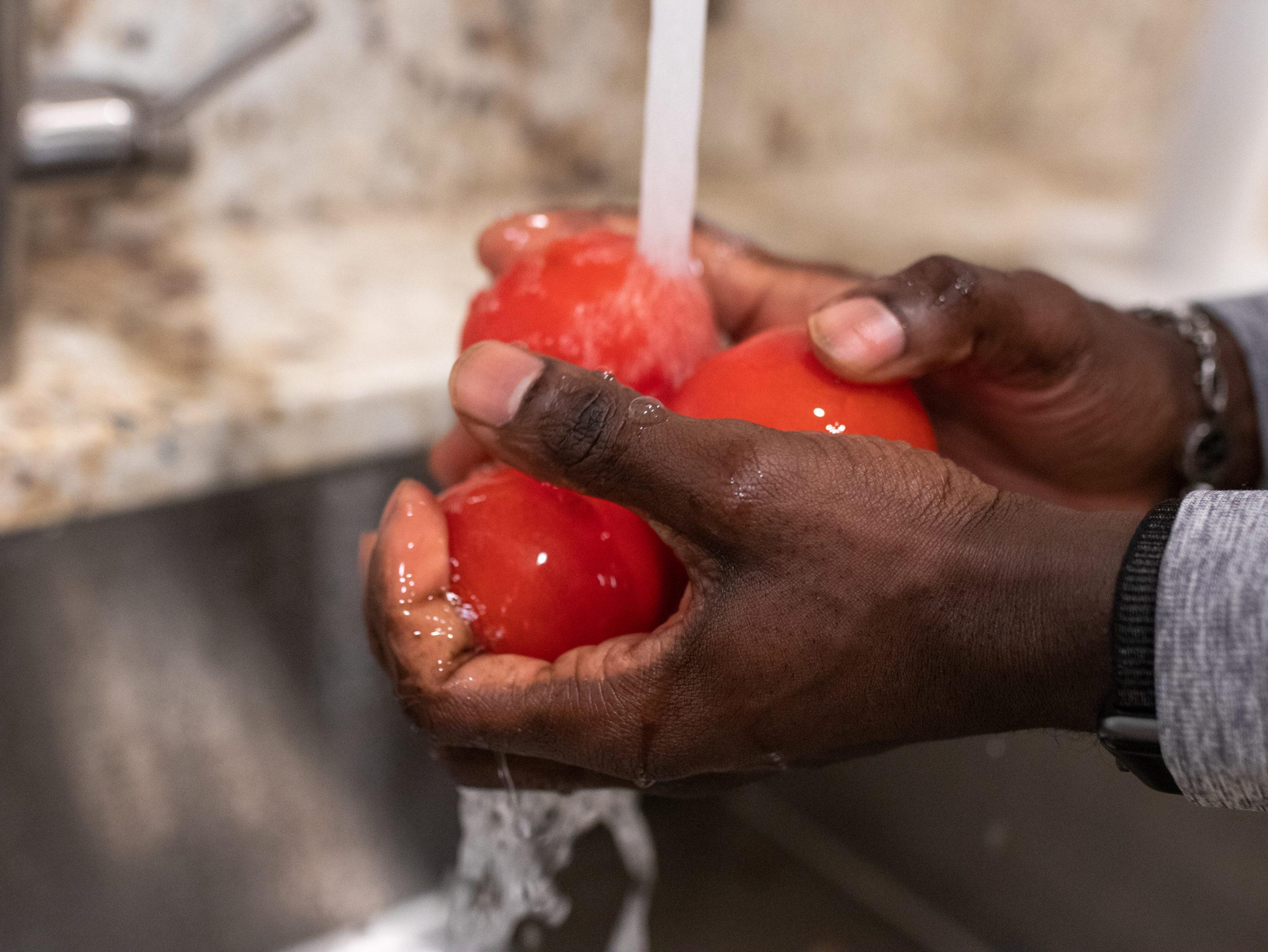 Frutos vermelhos, como o tomate, podem ajudar a combater os radicais livres. (Fonte: Nappy/Reprodução)