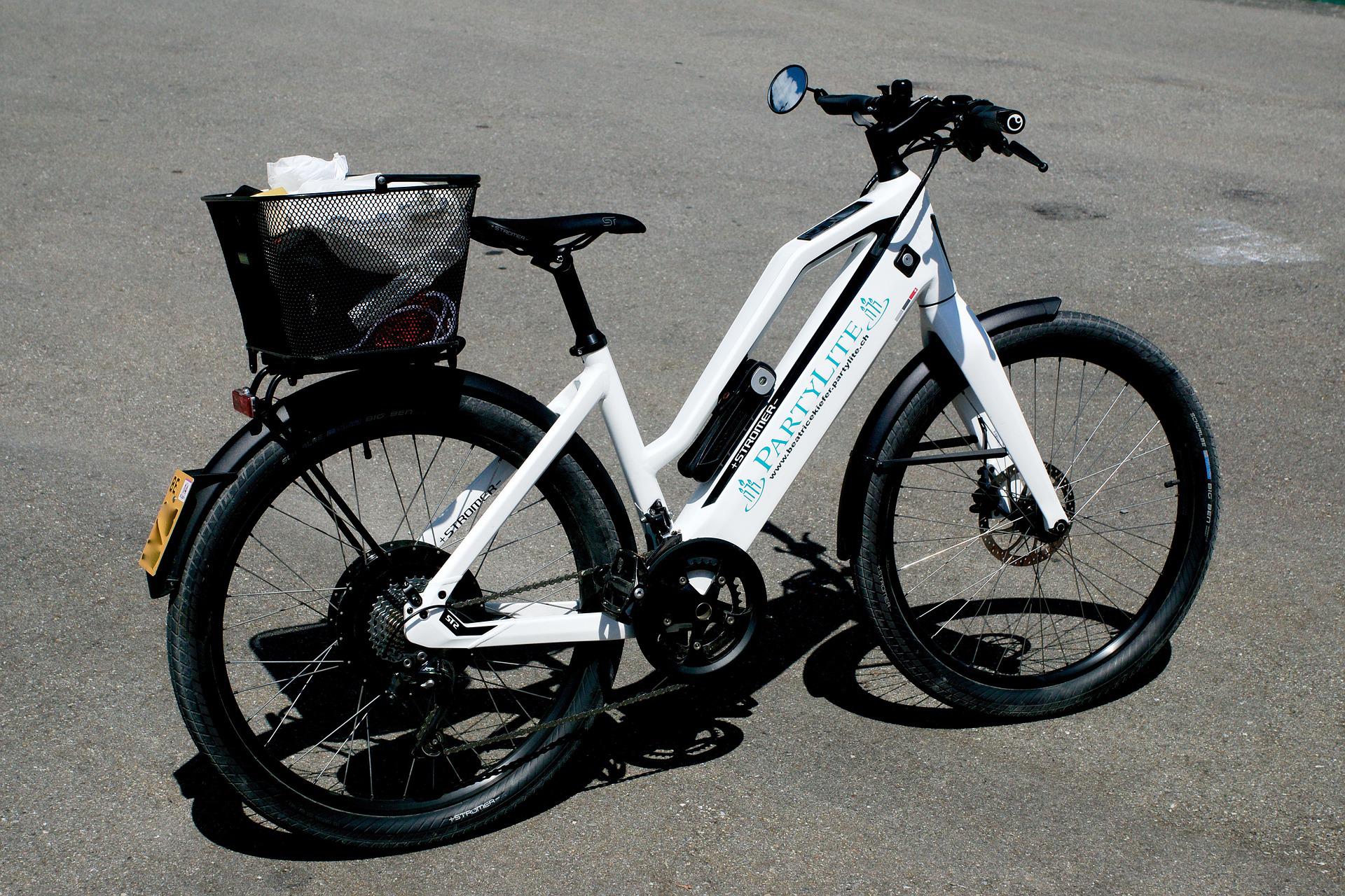As bicicletas elétricas têm conquistado cada vez mais pessoas em grandes e pequenas cidades (Fonte: Pixabay/422737)