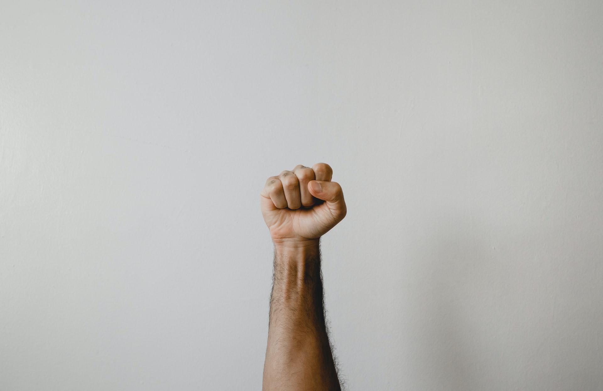 A luta por igualdade também envolve o combate a expressões que reproduzem racismo (Fonte: Unsplash)