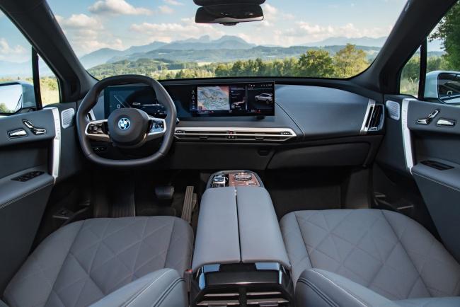 Interior do SUV elétrico.