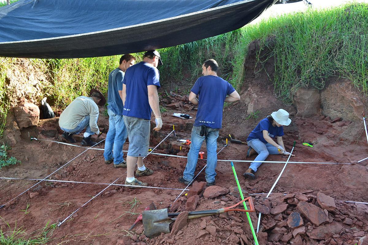 Pesquisadores fazem escavações na região oeste do Paraná (Fonte: Museu Nacional da UFRJ/Divulgação)