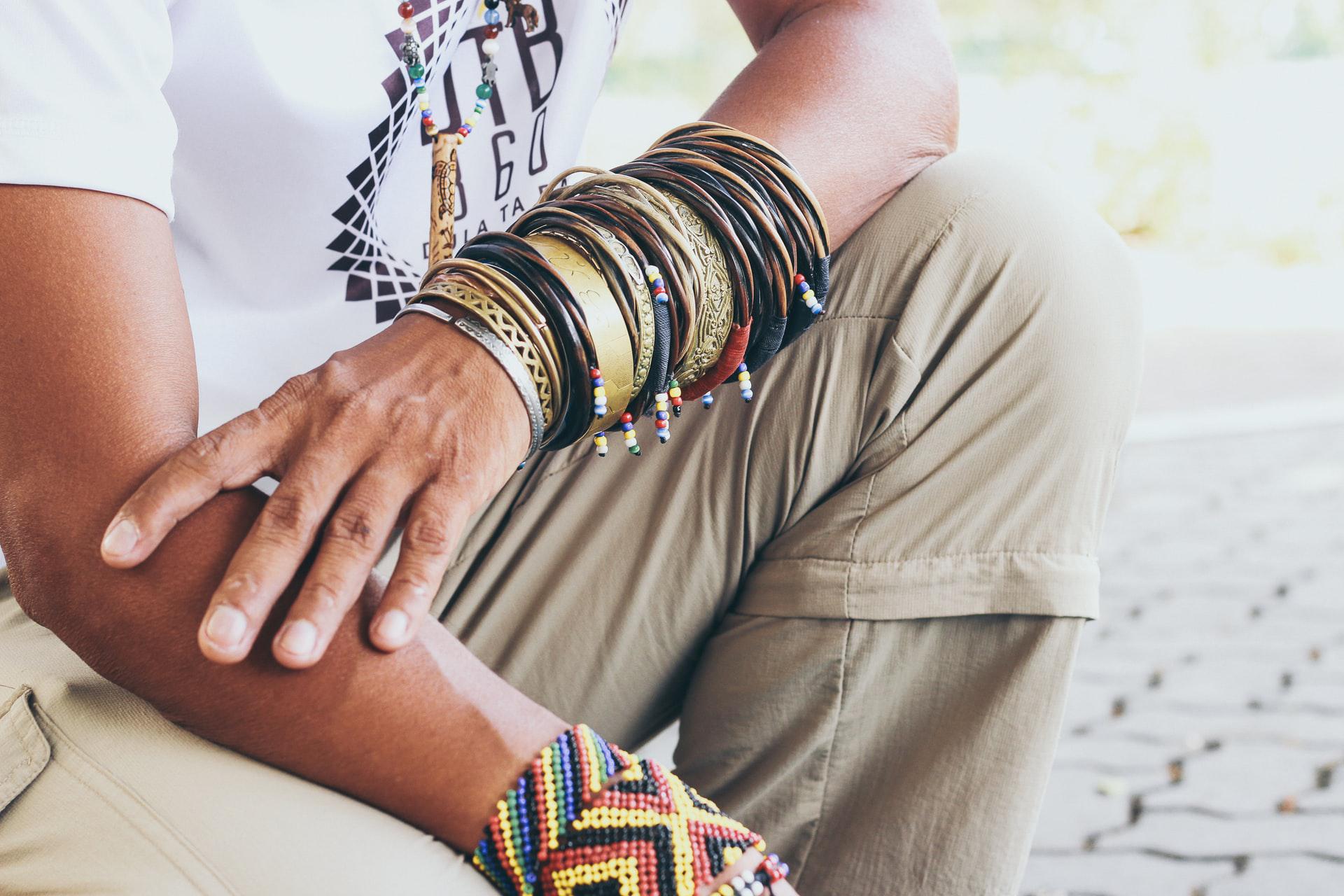 Apesar do racismo linguístico permanecer, grupos ativos na luta contra o preconceito reafirmam culturas negra e indígena. (Fonte: Unsplash)