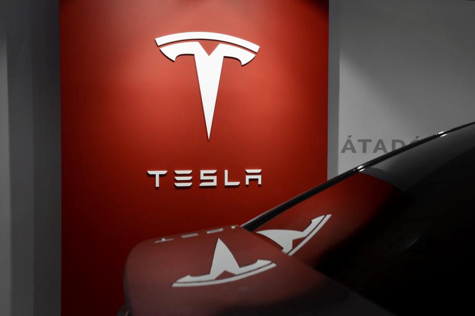Tesla alcança receita recorde, mas adia lançamentos de novos carros