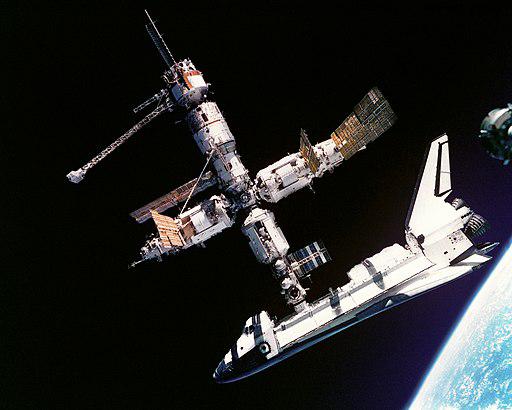 Ônibus espacial à estação russa Mir, primeira conexão do mundo (Fonte: Wikimedia Commons/NASA)