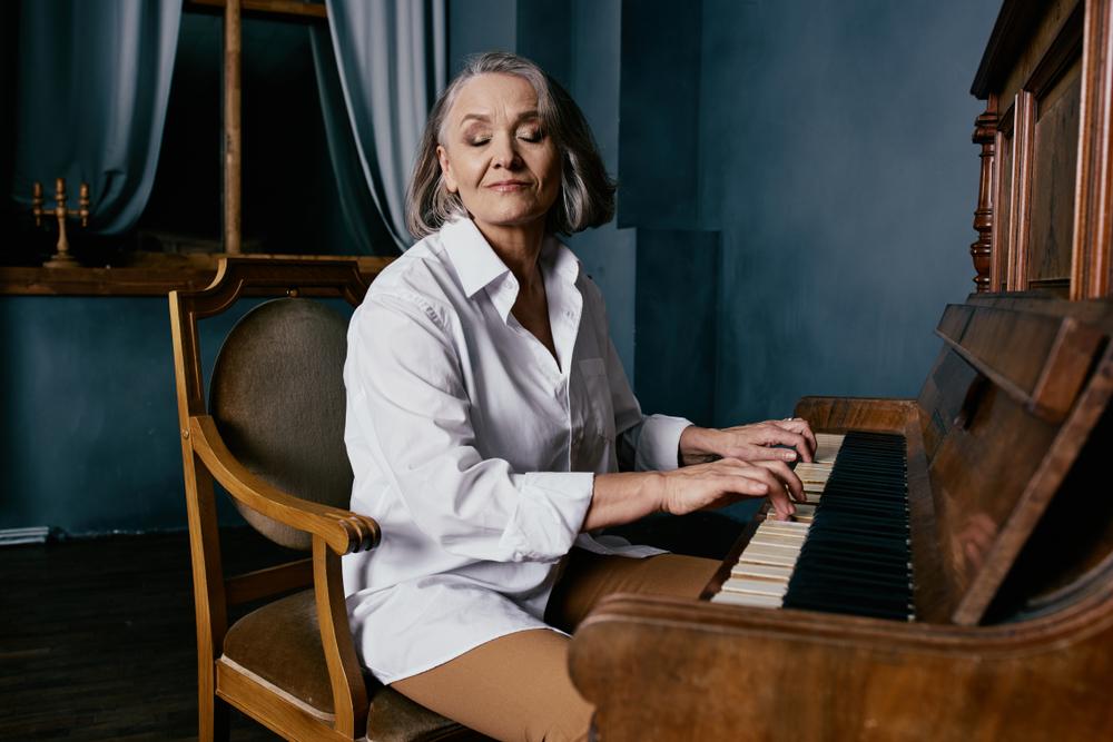 Aulas de piano podem conter avanço do Alzheimer em pessoas mais velhas
