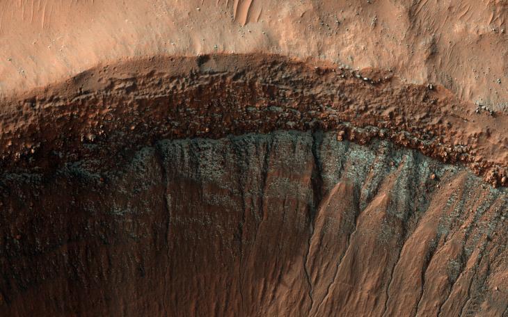 A sonda Mars Reconnaissance Orbiter capturou uma cratera de gelo em Marte