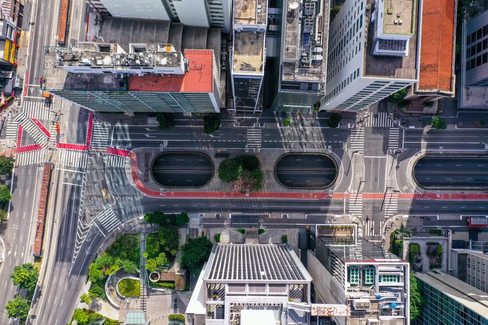 Vista aérea da avenida Paulista, em São Paulo, durante a quarentena para conter o coronavírus