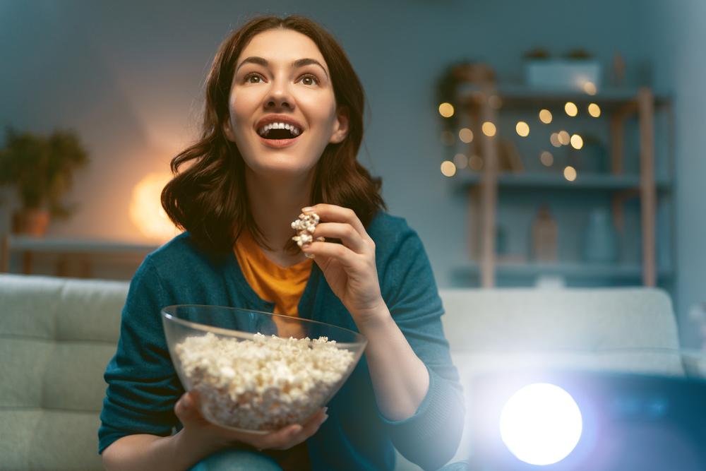 O diacetil presente na pipoca de micro-ondas não é nocivo apenas para quem consome o produto, mas também para aqueles que trabalham em sua produção. (Fonte: Shutterstock/Reprodução)