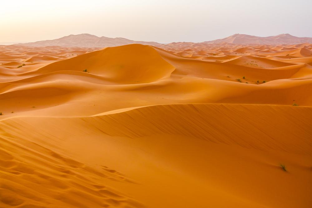 O Saara, maior deserto árido do mundo, passa por diversos países do continente africano