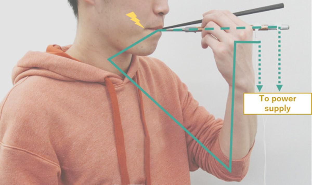 Hashi elétrico que realça o sabor salgado nos alimentos (Meiji University)
