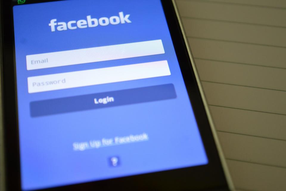 Mãe que tentou vender a filha de 2 anos pelo Facebook é presa