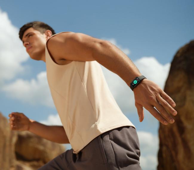The big screen smart band supports more than 110 exercise modes.