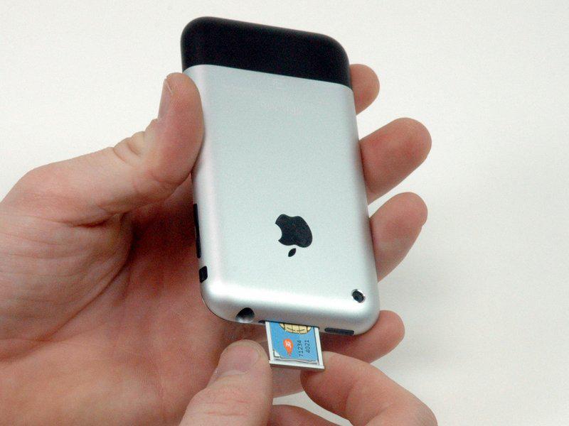Entrada de cartão SIM do primeiro iPhone. (Fonte: iFixit / Reprodução)