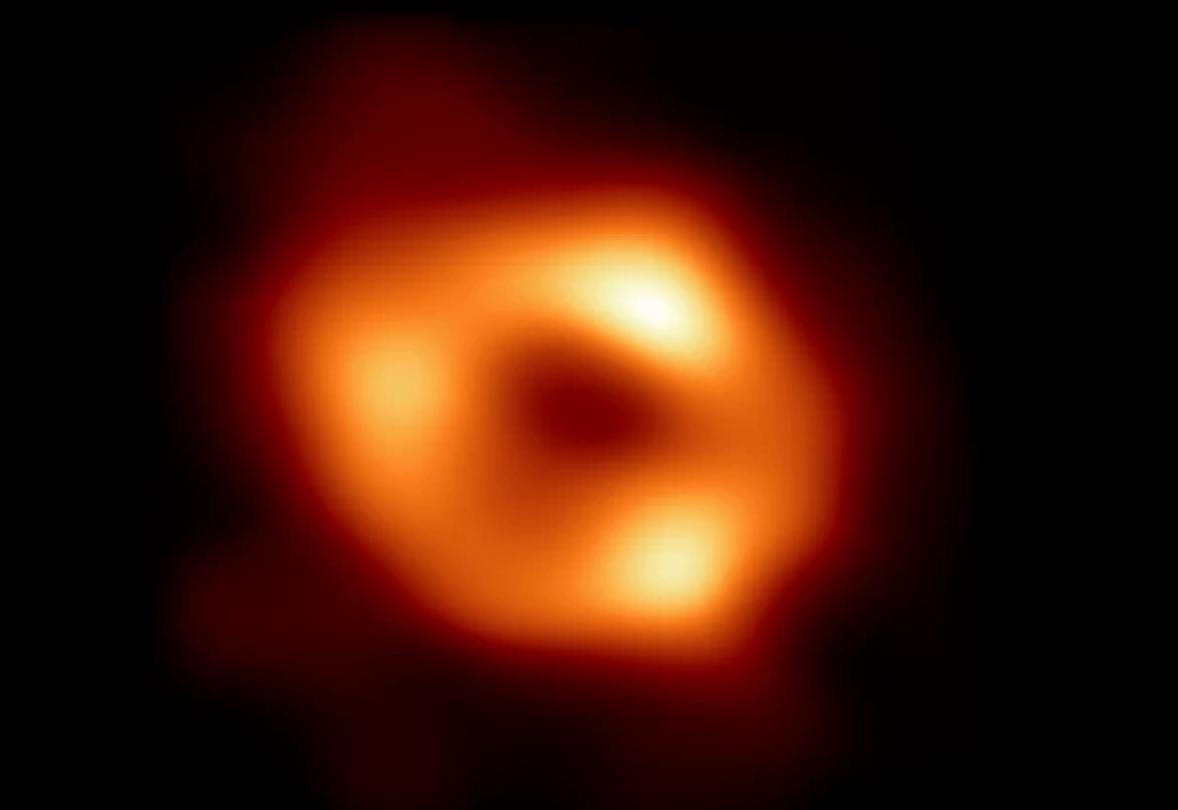 Imagem do buraco negro Sagittarius A do centro de nossa galáxia, a 26 mil anos-luz da Terra.