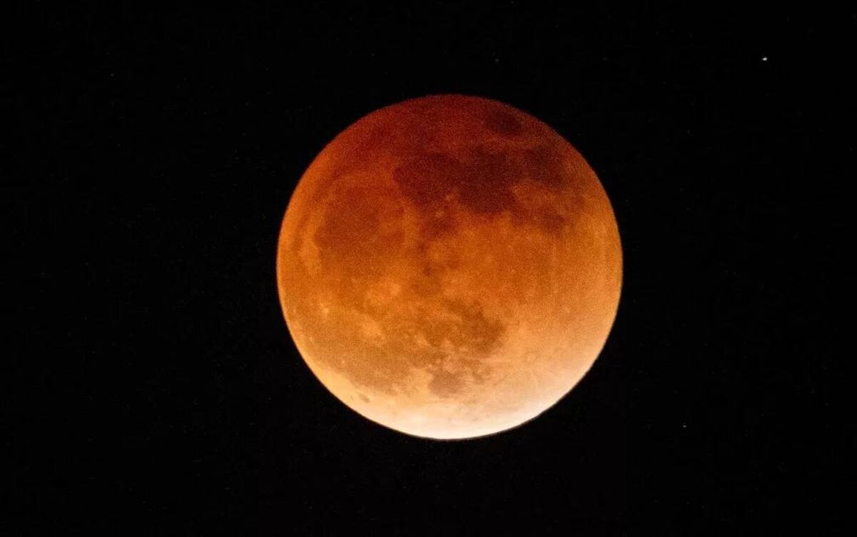 Eclipse lunar: confira fotos da ‘lua de sangue’ vista no Brasil