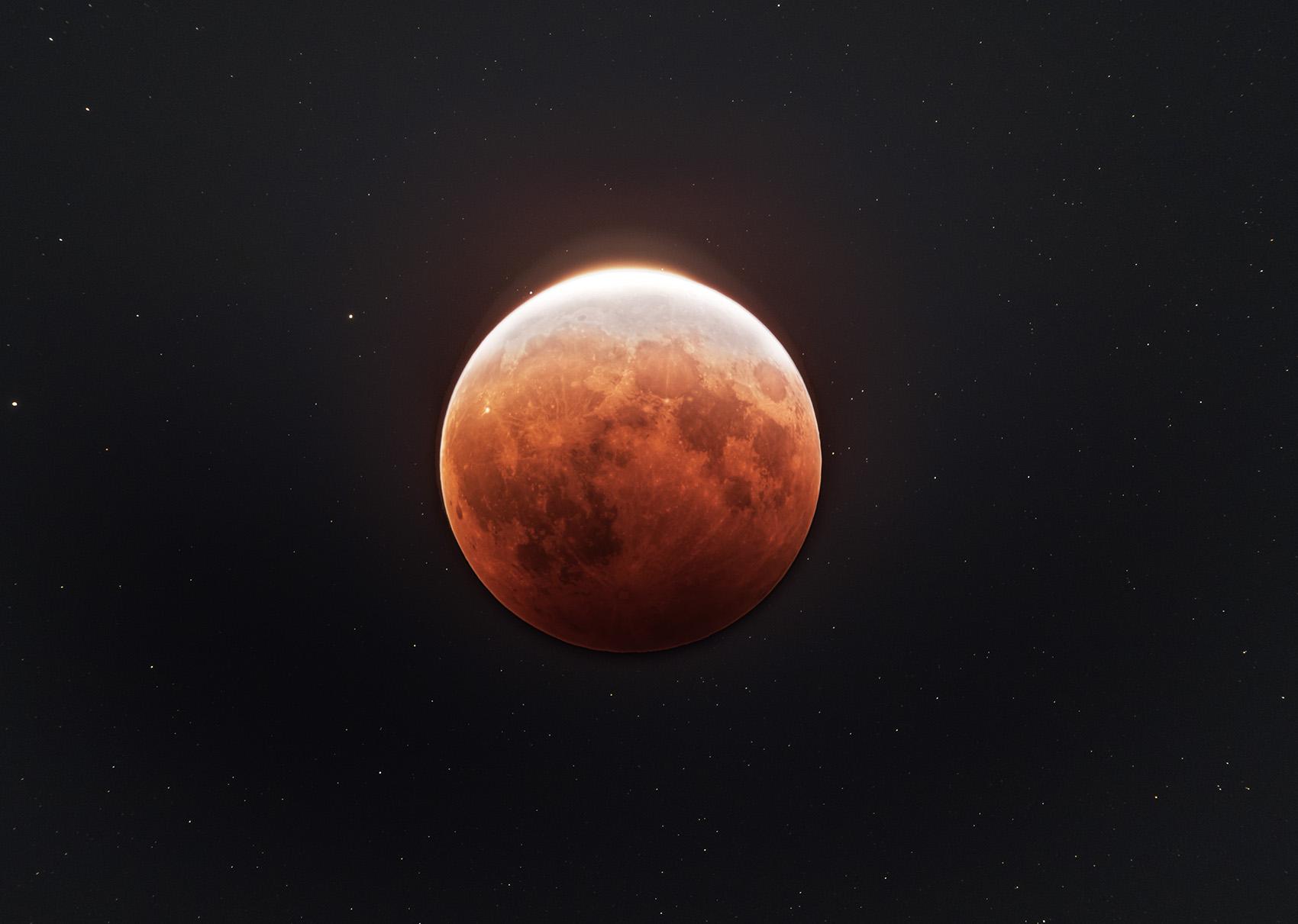 #AstroMiniBR: por que a Lua fica vermelha durante um eclipse lunar total?